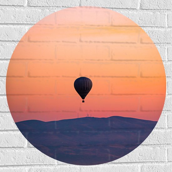Muursticker Cirkel - Heteluchtballon boven Berg tijdens Zonsondergang in Turkije - 70x70 cm Foto op Muursticker
