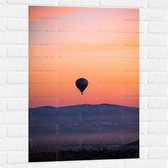 Muursticker - Heteluchtballon boven Berg tijdens Zonsondergang in Turkije - 60x90 cm Foto op Muursticker