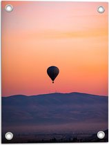 Tuinposter – Heteluchtballon boven Berg tijdens Zonsondergang in Turkije - 30x40 cm Foto op Tuinposter (wanddecoratie voor buiten en binnen)