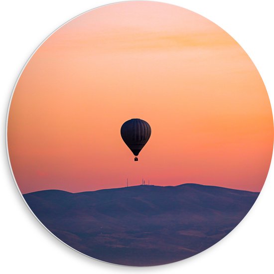 PVC Schuimplaat Muurcirkel - Heteluchtballon boven Berg tijdens Zonsondergang in Turkije - 50x50 cm Foto op Muurcirkel (met ophangsysteem)