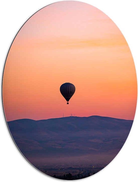 Dibond Ovaal - Heteluchtballon boven Berg tijdens Zonsondergang in Turkije - 60x80 cm Foto op Ovaal (Met Ophangsysteem)