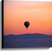 Canvas - Heteluchtballon boven Berg tijdens Zonsondergang in Turkije - 60x60 cm Foto op Canvas Schilderij (Wanddecoratie op Canvas)