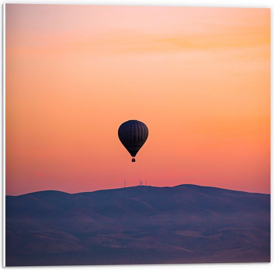 PVC Schuimplaat - Heteluchtballon boven Berg tijdens Zonsondergang in Turkije - 50x50 cm Foto op PVC Schuimplaat (Met Ophangsysteem)