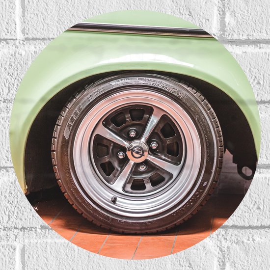 WallClassics - Muursticker Cirkel - Wiel van Pastelgroene Auto - 30x30 cm Foto op Muursticker
