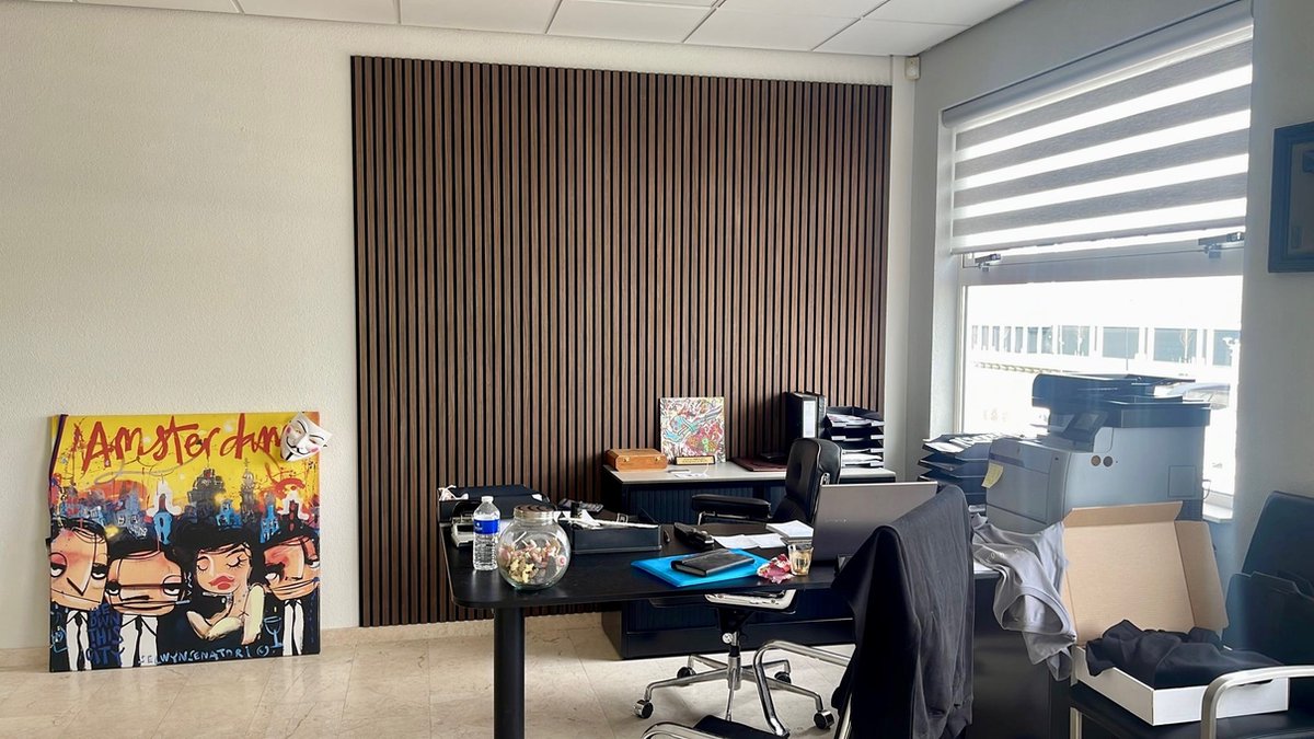 Akoestisch Wandpaneel SAMPLE (proefstukje) - Houtfineer - Mocca - WallingtonNL - Geluidsabsorptie - Akupanel - Lattenwand