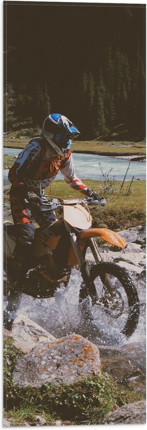 WallClassics - Vlag - Oranje Motorrijder in Rijdend in Laagstaand Water - 20x60 cm Foto op Polyester Vlag