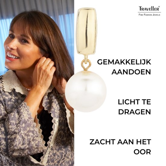 Vrouw met bruin haar die een gouden oorclip met parel vastpakt. Tekst: "Gemakkelijk aandoen, licht te dragen, zacht aan het oor."