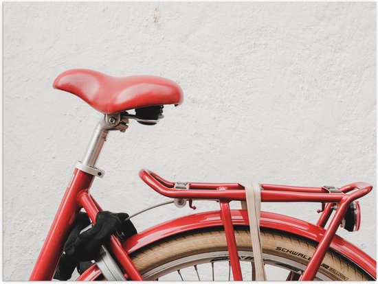 WallClassics - Poster Glanzend – Rood Zadel op Rode Fiets - 80x60 cm Foto op Posterpapier met Glanzende Afwerking