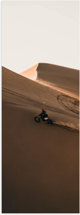 WallClassics - Poster (Mat) - Oranje Motorrijder op Zandheuvel in de Woestijn - 20x60 cm Foto op Posterpapier met een Matte look