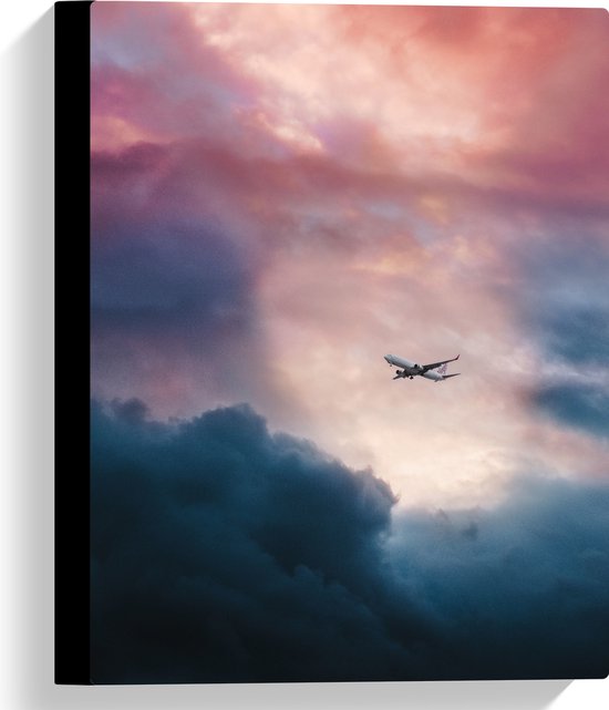 WallClassics - Canvas - Vliegtuig tussen Donkere Onweerswolken - 30x40 cm Foto op Canvas Schilderij (Wanddecoratie op Canvas)