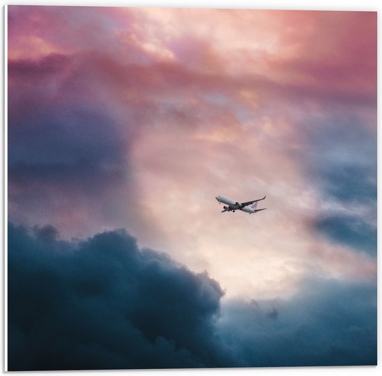 WallClassics - PVC Schuimplaat- Vliegtuig tussen Donkere Onweerswolken - 50x50 cm Foto op PVC Schuimplaat