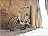 WallClassics - Poster Glanzend – Witte Fiets geparkeerd in Steegje - 40x30 cm Foto op Posterpapier met Glanzende Afwerking