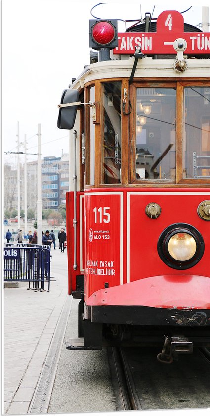 WallClassics - PVC Schuimplaat - Rode Tram door de Stad - 50x100 cm Foto op PVC Schuimplaat (Met Ophangsysteem)