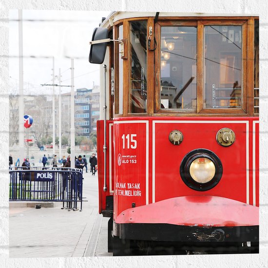 WallClassics - Muursticker - Rode Tram door de Stad - 50x50 cm Foto op Muursticker