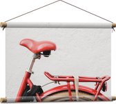 WallClassics - Textielposter - Rood Zadel op Rode Fiets - 60x40 cm Foto op Textiel