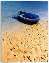 WallClassics - Dibond - Voetstappen in het Zand bij Blauwe Boot aan het Water - 30x40 cm Foto op Aluminium (Met Ophangsysteem)