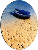 WallClassics - Dibond Ovaal - Voetstappen in het Zand bij Blauwe Boot aan het Water - 30x40 cm Foto op Ovaal (Met Ophangsysteem)