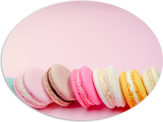 PVC Schuimplaat Ovaal - Rij Overheerlijke Macarons in Verschillende Smaken op Roze Achtergrond - 108x81 cm Foto op Ovaal (Met Ophangsysteem)