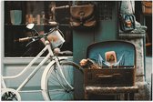 WallClassics - Poster Glanzend – Witte geparkeerde Fiets - 120x80 cm Foto op Posterpapier met Glanzende Afwerking