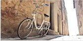 WallClassics - Poster Glanzend – Witte Fiets geparkeerd in Steegje - 100x50 cm Foto op Posterpapier met Glanzende Afwerking