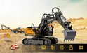 Grijze en gele RC-graafmachine met pionnen en waarschuwingsbord op bouwplaats.