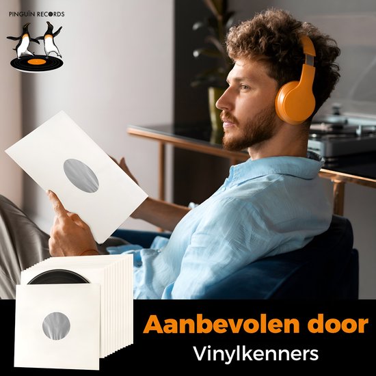 Man met koptelefoon houdt LP hoes vast. Stapel witte hoezen links. Tekst: Aanbevolen door Vinylkenners.