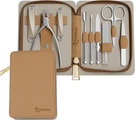 Luxe manicure set in beige etui, open met zilverkleurige tools waaronder nagelknippers, vijl en schaar.