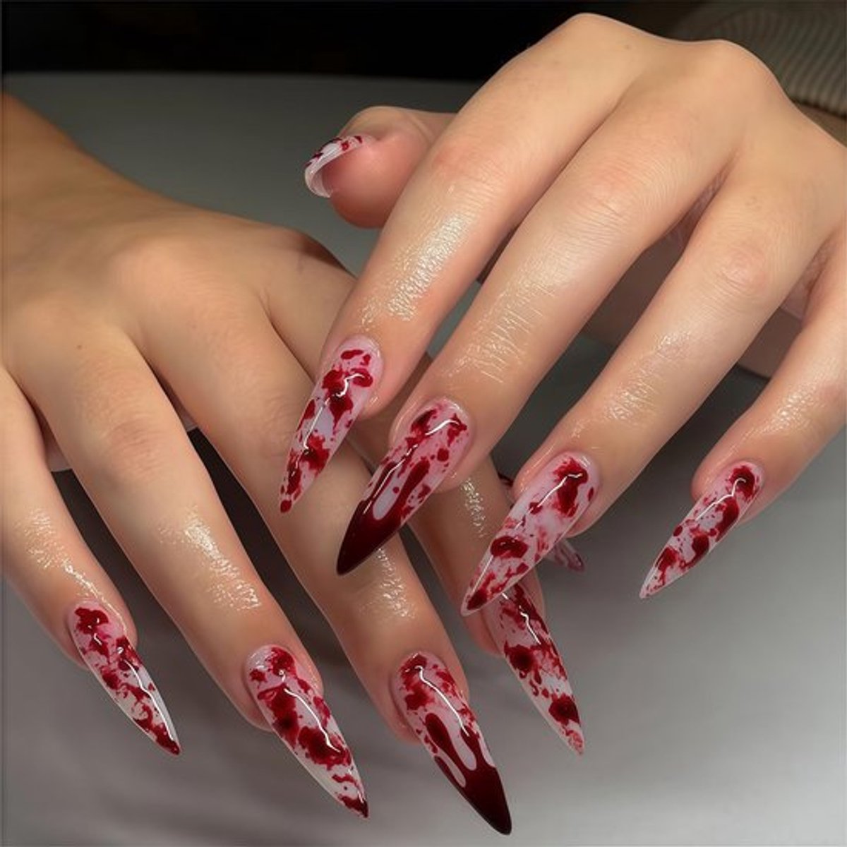 Kunstnagels 24 stuks - Lange Amandelvorm - Volledige Dekking - Plaknagels met Bloedvlekken - Zelfklevende Kunstnagels - Inclusief Jelly Gel - Valse Nagels