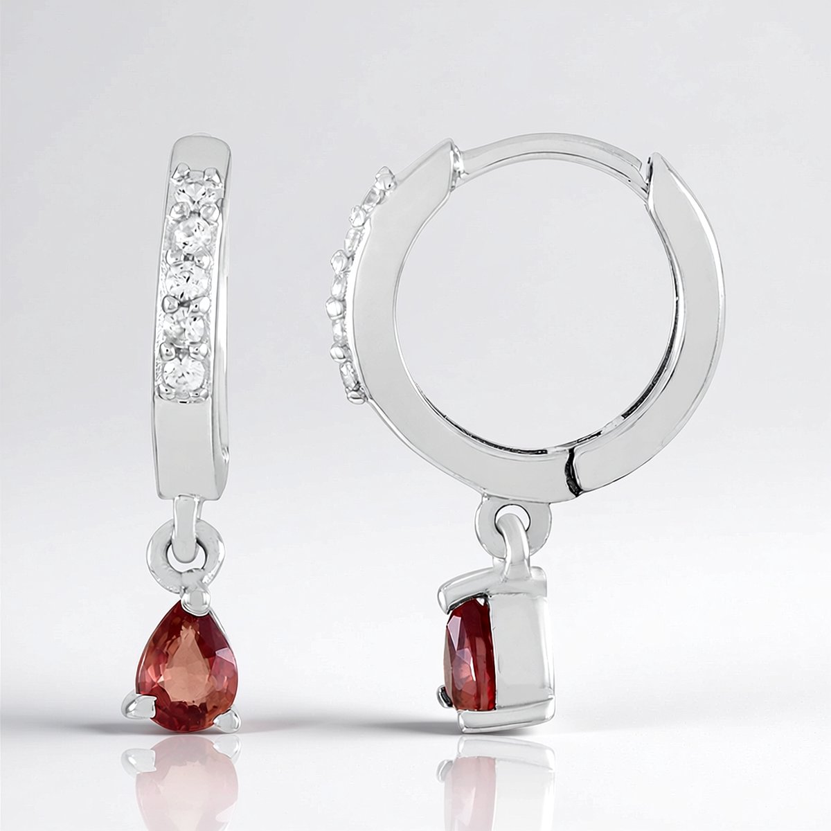 Cavill - Zilveren oorbellen 925 Sterling Zilver Platina - 0,35 ct Tanzania Peervormige Robijn - 10 Zirkonia 0,13 ct - Elegant & Feestelijk
