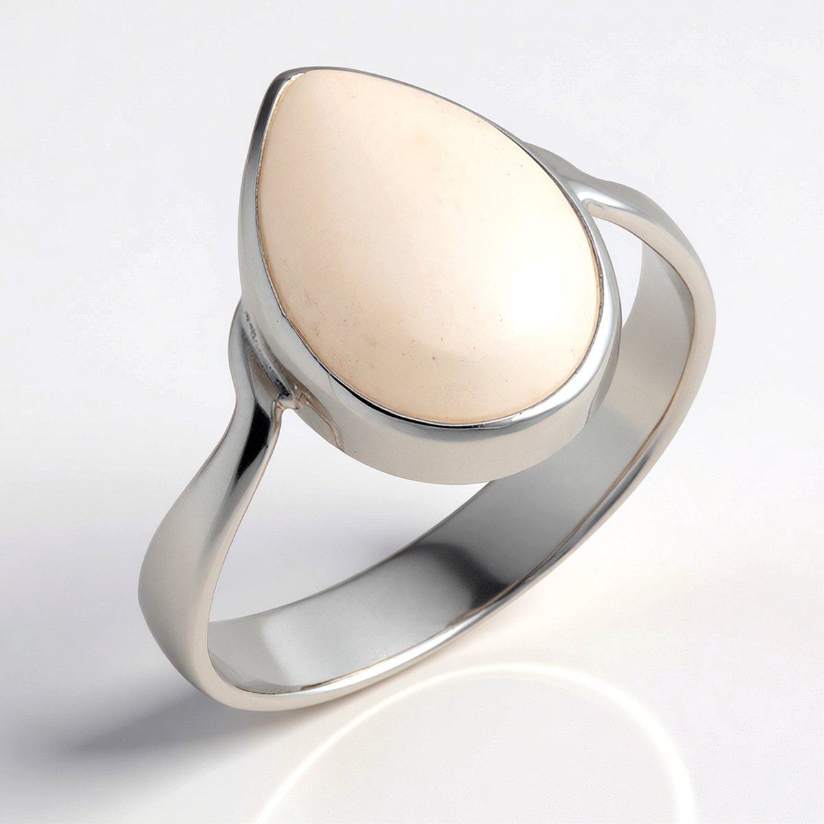 Cavill - Zilveren Ring 925 Sterling Gerhodineerd - 6 Karaat Witte Labradoriet Druppel Cabochon - Elegante Damesring Indiaas Design