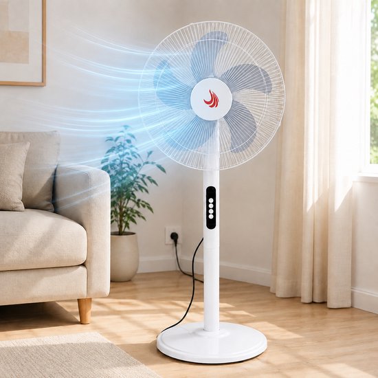 Witte staande ventilator met een rond logo en blauwe luchtstromen, vier zwarte knoppen op de paal.