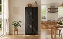 Zwarte keukenkast met schuurdeuren, staand in een lichte woonkamer.