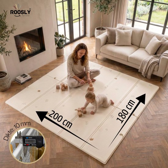 Beige speelmat van 180 x 200 cm met subtiele gouden kronen en lijnen. Dikke 10mm. Een baby en moeder spelen erop in een woonkamer.