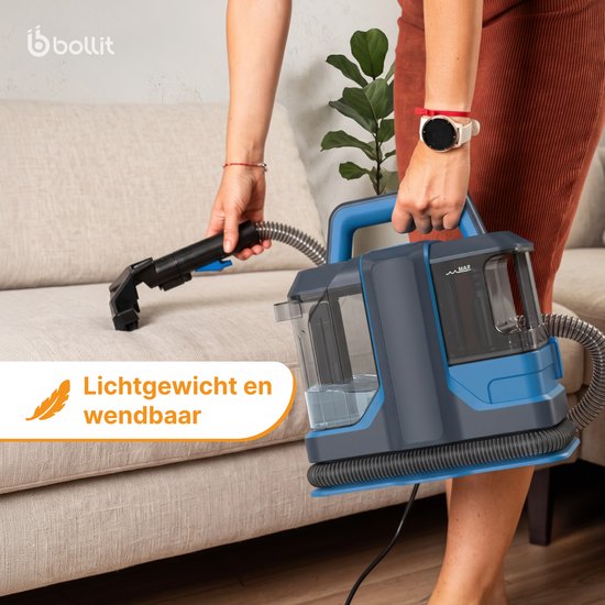 Vrouw draagt blauwe en grijze tapijtreiniger met handvat om bank te reinigen. Lichtgewicht en wendbaar.
