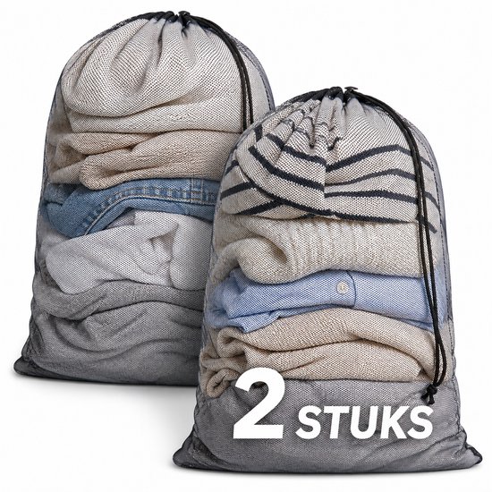 Deux sacs à linge en filet noir remplis de vêtements pliés dans des tons neutres.