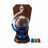 Houten barometer met glazen stormglas gevuld met blauwe vloeistof, staand op een houten sokkel.