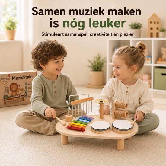 Twee kinderen spelen met een houten muziektafel met trommels, xylofoon, cimbalen en ratels. De tafel is omringd door cadeautjes en planten.
