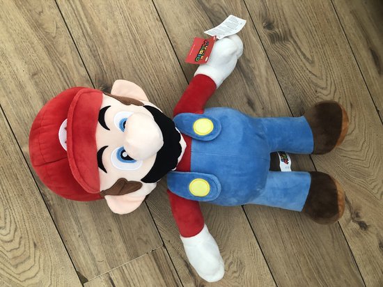 Knuffel van Mario in zijn iconische rode pet, blauwe overall en rode shirt.
