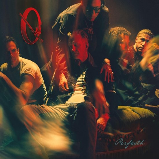 Couverture de CD Queens Of The Stone Age - Perfecth avec les membres du groupe. Le logo 'Q' avec une flamme est visible.