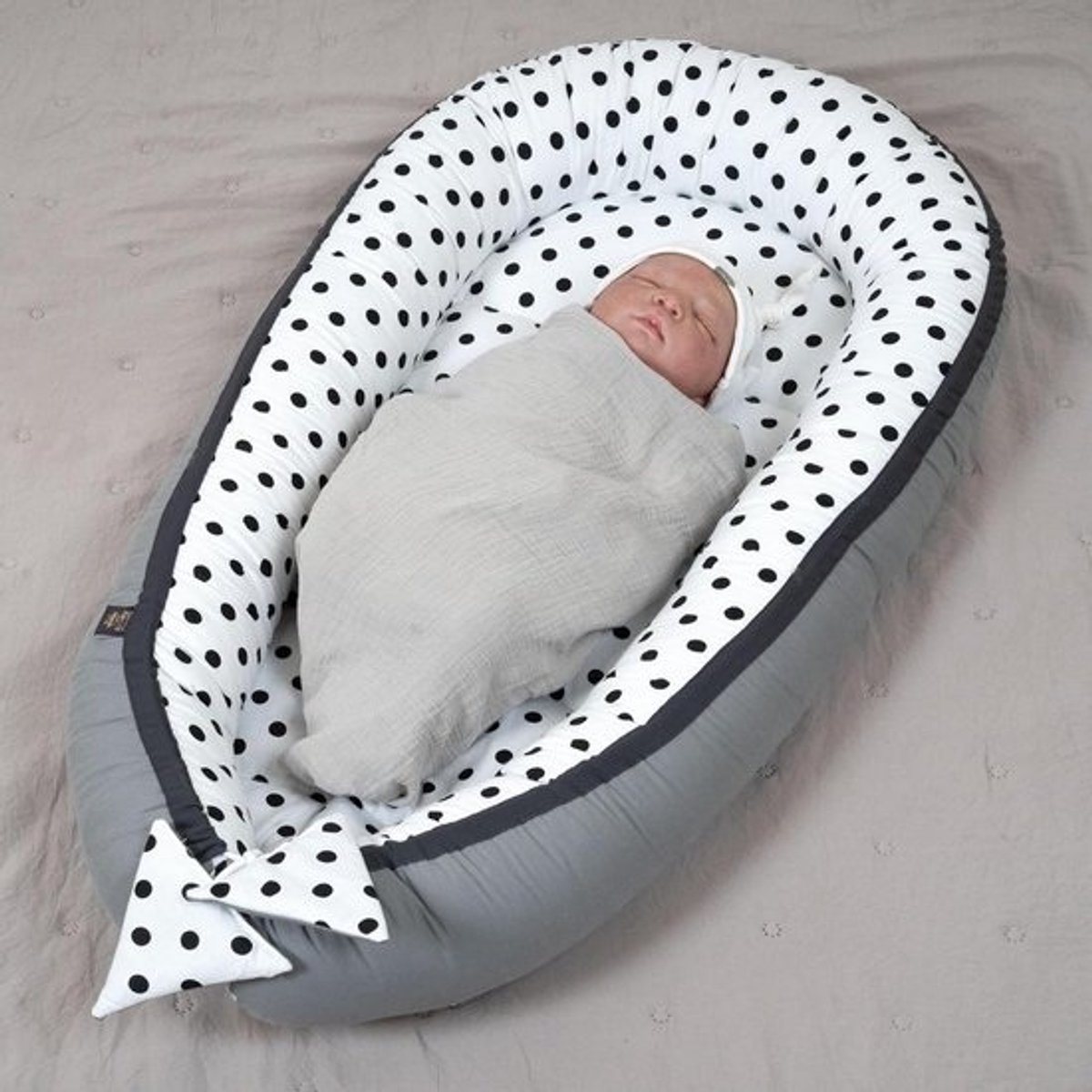 Babynest Set - Baby cocon Baby slaapnest - Veilig slapen - Verstelbaar ontwerp - 90x50cm - Gestippeld