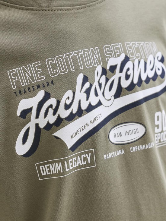 Detailopname van tekst op groen Jack & Jones shirt: 'FINE COTTON SELECTION', 'Jack & Jones', 'NINETEEN NINETY', 'RAW INDIGO', 'DENIM LEGACY', 'BARCELONA COPENHAGEN', '90 EPOCH'.