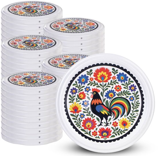 Pile de couvercles blancs avec un coq et des motifs floraux, avec un couvercle au premier plan.