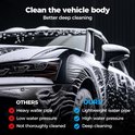 Zwarte auto bedekt met schuim. "Clean the vehicle body Better deep cleaning". Vergelijking "Ours" (lichtgewicht, hoge druk, diepe reiniging) met "Others" (zware pijp, lage druk, niet grondig gereinigd).