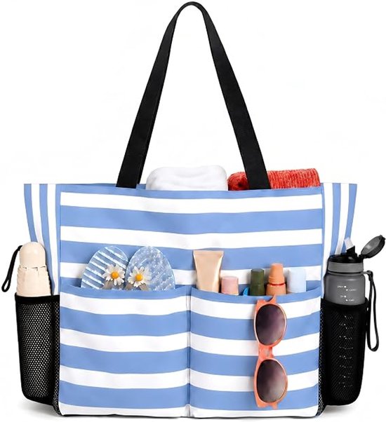 Blauwe en witte gestreepte strandtas vol met slippers, zonnebrandcrème, zonnebril en waterfles.