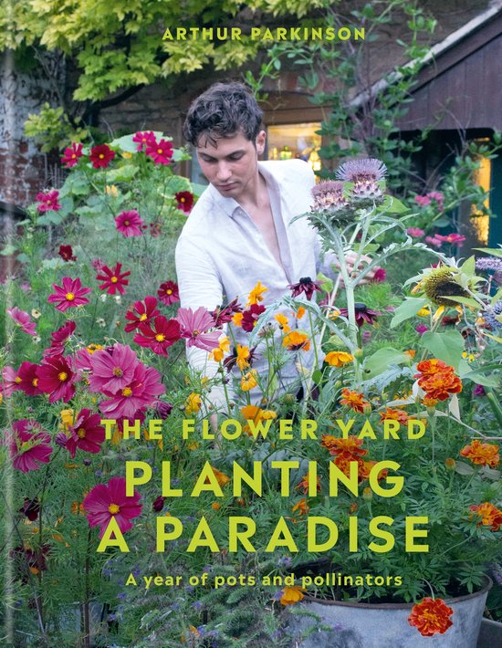 Arthur Parkinson in "The Flower Yard Planting a Paradise", omringd door bloemen.