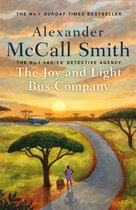 Boek 'The Joy and Light Bus Company' van Alexander McCall Smith, met op de cover een zonsondergang in Afrika, een bosje, een weg en een bus.