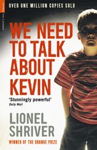 Boekomslag 'We Need to Talk About Kevin' door Lionel Shriver, met een jongen met bril in gestreepte trui.