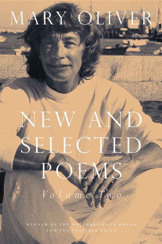 La couverture de « New and Selected Poems Volume Two » de Mary Oliver, avec un portrait de l'auteur.