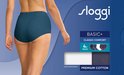 Model draagt een blauwgroene Sloggi maxi slip, achterkant zichtbaar.