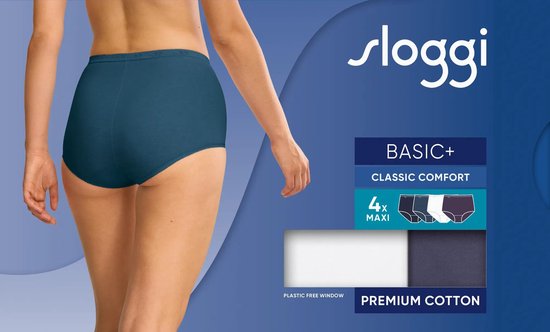 Model draagt een blauwgroene Sloggi maxi slip, achterkant zichtbaar.